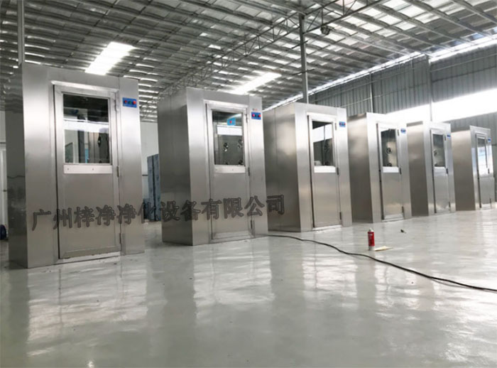 風淋室可以有效去除進入實驗室人員的衣物、頭發等表面攜帶的塵埃和微粒，降低實驗室內的污染風險。