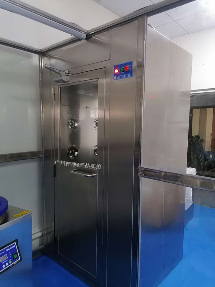 藥行業(yè)實(shí)驗(yàn)室的風(fēng)淋室可以根據(jù)實(shí)驗(yàn)室的具體需求進(jìn)行定制，包括風(fēng)淋室尺寸、風(fēng)淋室風(fēng)速、風(fēng)淋室高效空氣過(guò)濾器過(guò)濾效率等，以適應(yīng)不同實(shí)驗(yàn)活動(dòng)的需要。