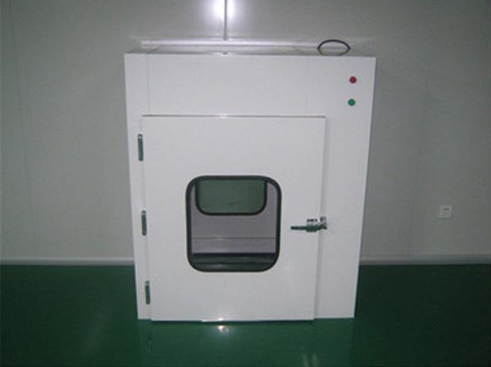 落地式傳遞窗在物料進(jìn)出潔凈區(qū)，必須嚴(yán)格與人流通道分開(kāi)，由生產(chǎn)車(chē)間物料專(zhuān)用通道進(jìn)出。